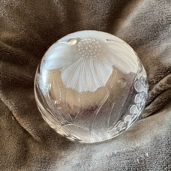 Clear glass with frosted flower on outside of bowl - Picture 2 of 4